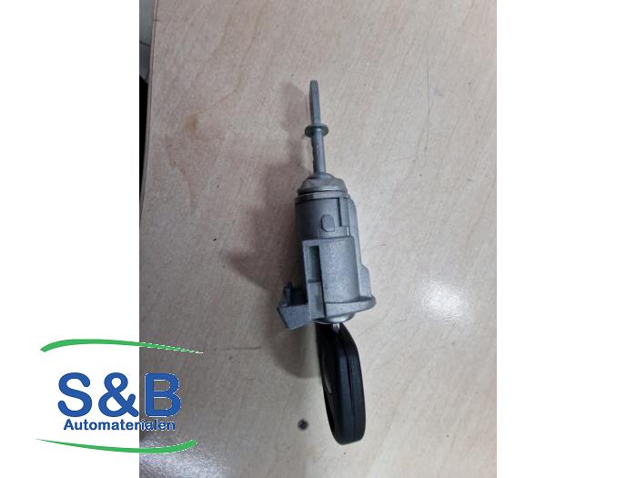 Dörrlåscylinder, vänster från en Volkswagen Golf IV (1J1) 1.4 16V 2002