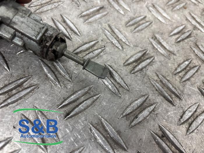 Dörrlåscylinder, vänster från en Volkswagen Golf IV (1J1) 1.4 16V 2002