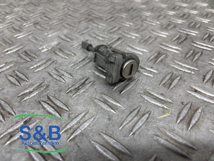 Dörrlåscylinder, vänster från en Volkswagen Golf IV (1J1) 1.4 16V 2002