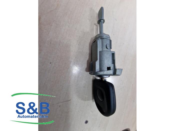 Dörrlåscylinder, vänster från en Volkswagen Golf IV (1J1) 1.4 16V 2002