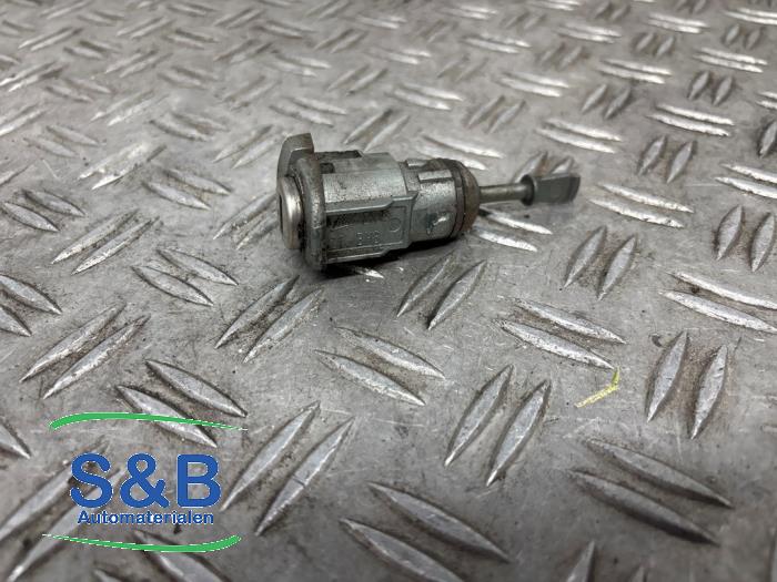 Dörrlåscylinder, vänster från en Volkswagen Golf IV (1J1) 1.4 16V 2002
