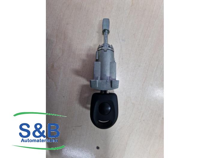 Dörrlåscylinder, vänster från en Volkswagen Golf IV (1J1) 1.4 16V 2002