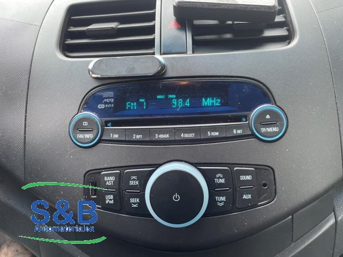 Używane Radio Chevrolet Spark (M300) 1.0 16V Bifuel Cena € 99,00 Procedura marży oferowane przez Schaap & Bron