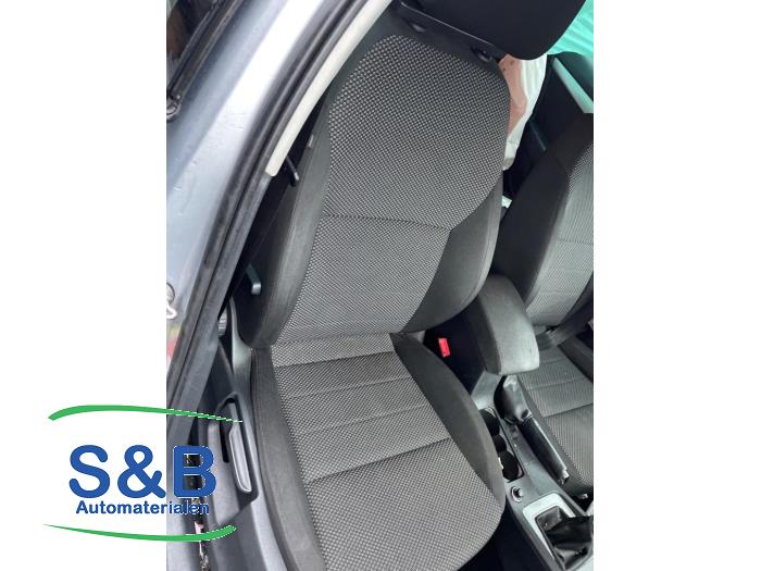 Używane Fotel prawy Skoda Octavia Combi (5EAC) 1.6 TDI Greenline 16V Cena € 125,00 Procedura marży oferowane przez Schaap & Bron