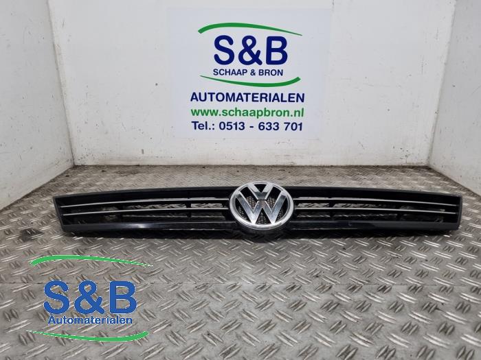Używane Grill Volkswagen Jetta IV (162/16A) 1.6 TDI 16V Cena € 74,99 Procedura marży oferowane przez Schaap & Bron
