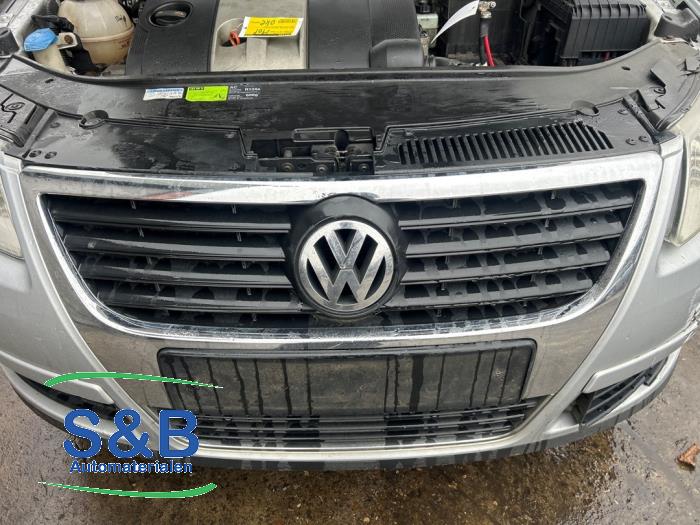 Używane Grill Volkswagen Passat (3C2) 1.6 FSI 16V Cena € 74,99 Procedura marży oferowane przez Schaap & Bron