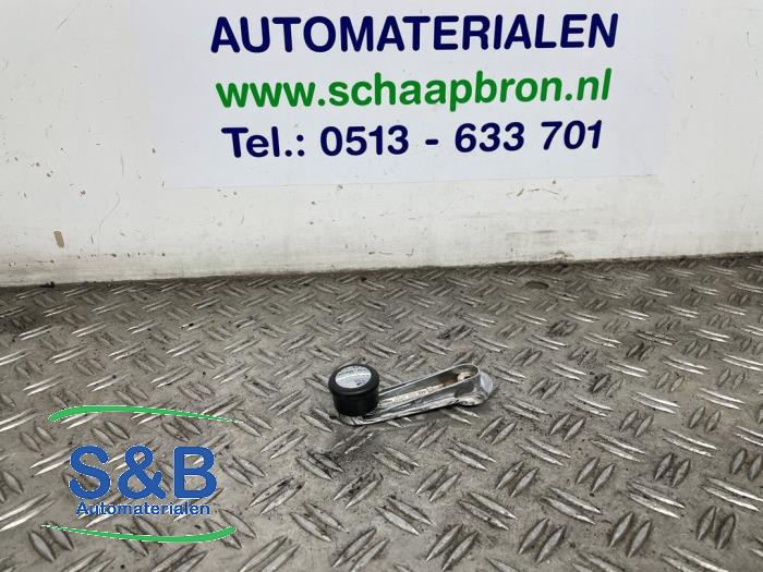 Usados Manivela de ventanilla Audi A4 (B5) 1.6 Precio € 15,00 Norma de margen ofrecido por Schaap & Bron