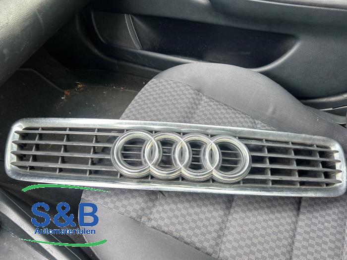Używane Grill Audi A4 (B5) 1.6 Cena € 30,00 Procedura marży oferowane przez Schaap & Bron