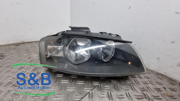 Używane Reflektor prawy Audi A3 (8P1) 1.6 Cena € 60,00 Procedura marży oferowane przez Schaap & Bron