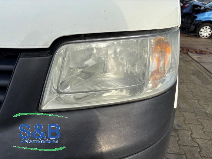 Używane Reflektor lewy Volkswagen Transporter T5 1.9 TDi Cena € 45,00 Procedura marży oferowane przez Schaap & Bron