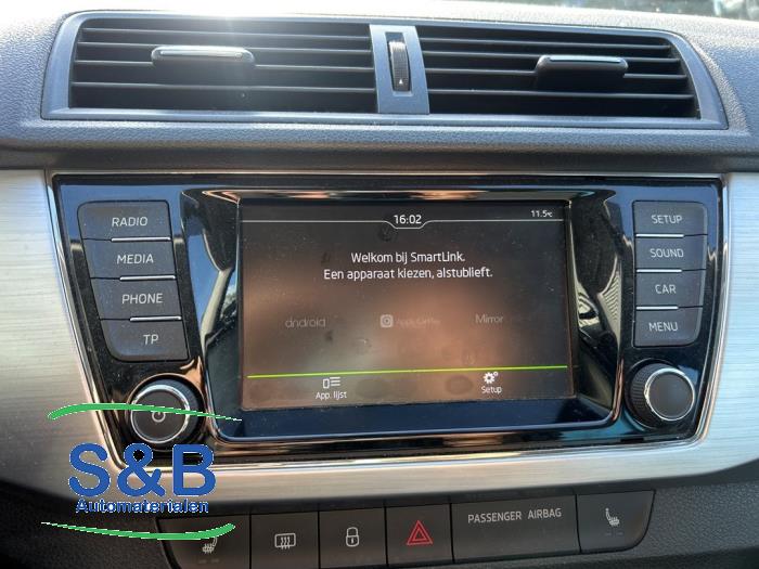 Używane Radio Skoda Fabia III Combi (NJ5) 1.2 TSI 16V Greentech Cena € 175,00 Procedura marży oferowane przez Schaap & Bron