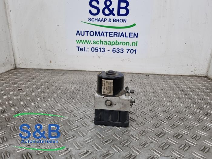 Używane Pompa ABS Volvo C30 (EK/MK) 1.8 16V Cena € 99,99 Procedura marży oferowane przez Schaap & Bron