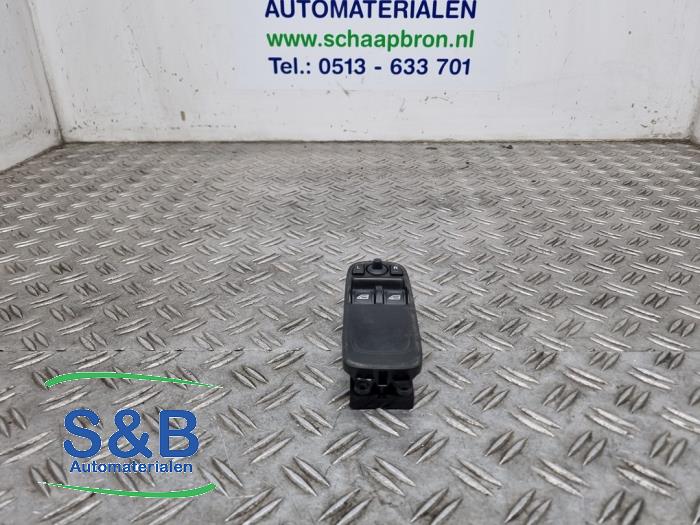 Usados Interruptor de ventanilla eléctrica Volvo C30 (EK/MK) 1.8 16V Precio € 24,99 Norma de margen ofrecido por Schaap & Bron
