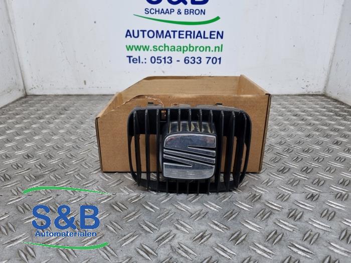 Używane Grill Seat Leon (1M1) 1.9 TDI 130 Cena € 24,99 Procedura marży oferowane przez Schaap & Bron