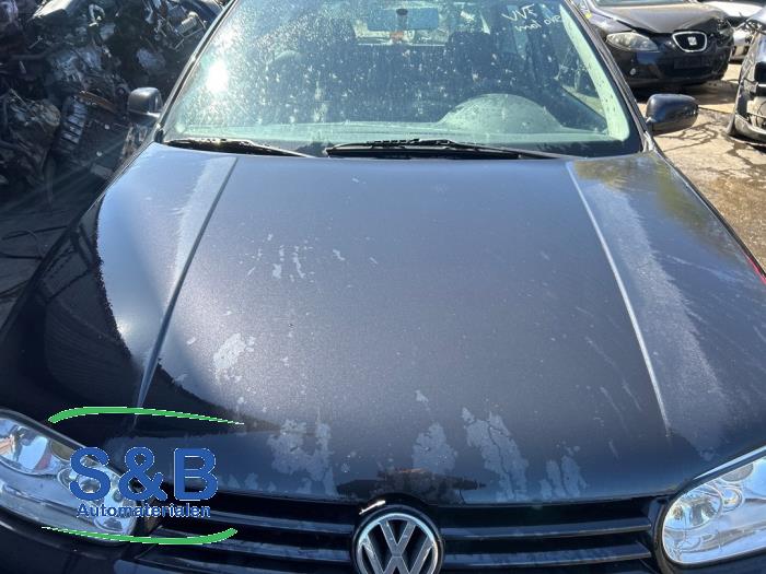 Używane Maska Volkswagen Golf IV (1J1) 1.6 Cena € 45,00 Procedura marży oferowane przez Schaap & Bron