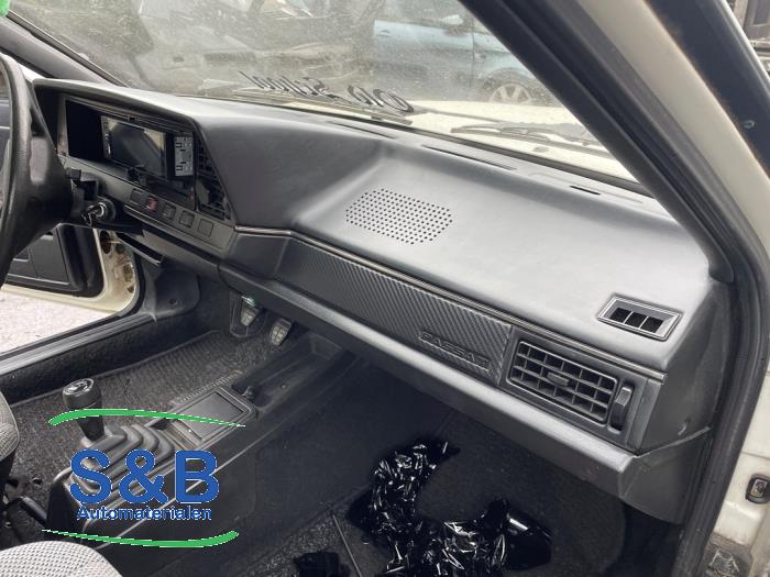 Usados Salpicadero Volkswagen Passat (32B) 1.8 GL Precio € 250,00 Norma de margen ofrecido por Schaap & Bron