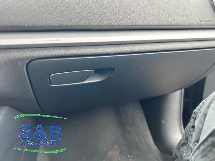 Begagnade Handskfack Audi A3 (8V1/8VK) 1.4 TFSI 16V Pris € 25,00 Marginaltabell erbjuds av Schaap & Bron