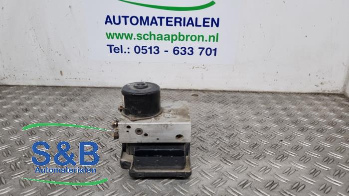 Używane Pompa ABS Volvo V70 (SW) 2.4 20V 140 Cena € 115,00 Procedura marży oferowane przez Schaap & Bron
