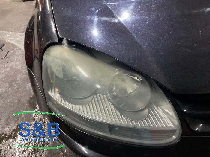 Używane Reflektor prawy Volkswagen Golf V (1K1) 1.6 FSI 16V Cena € 30,00 Procedura marży oferowane przez Schaap & Bron