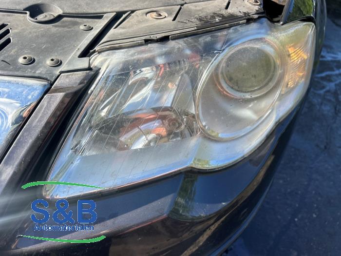 Używane Reflektor lewy Volkswagen Passat Variant (3C5) 2.0 FSI 16V Cena € 65,00 Procedura marży oferowane przez Schaap & Bron