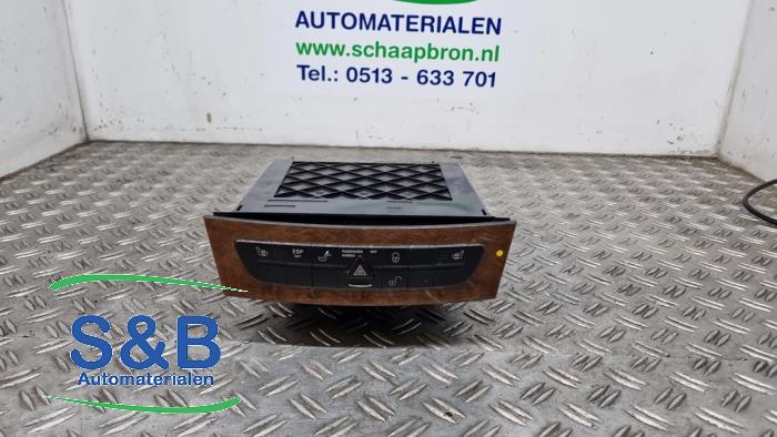 Używane Zmieniarka CD Mercedes E (W211) 2.2 E-200 CDI 16V Cena € 39,99 Procedura marży oferowane przez Schaap & Bron