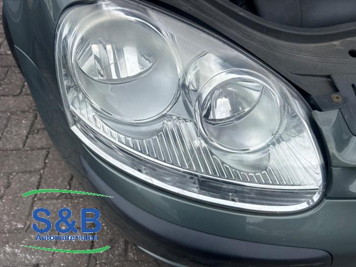 Używane Reflektor prawy Volkswagen Golf V (1K1) 1.9 TDI Cena € 40,00 Procedura marży oferowane przez Schaap & Bron