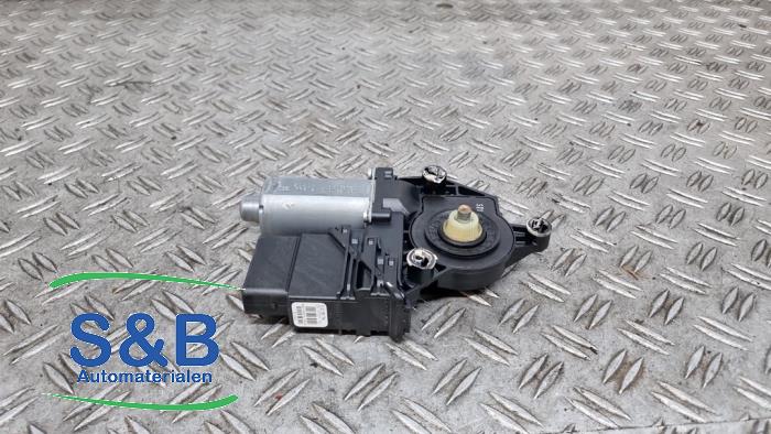 Usados Motor de ventanilla de puerta Volkswagen Golf Plus (5M1/1KP) 1.2 TSI BlueMOTION Precio € 49,99 Norma de margen ofrecido por Schaap & Bron
