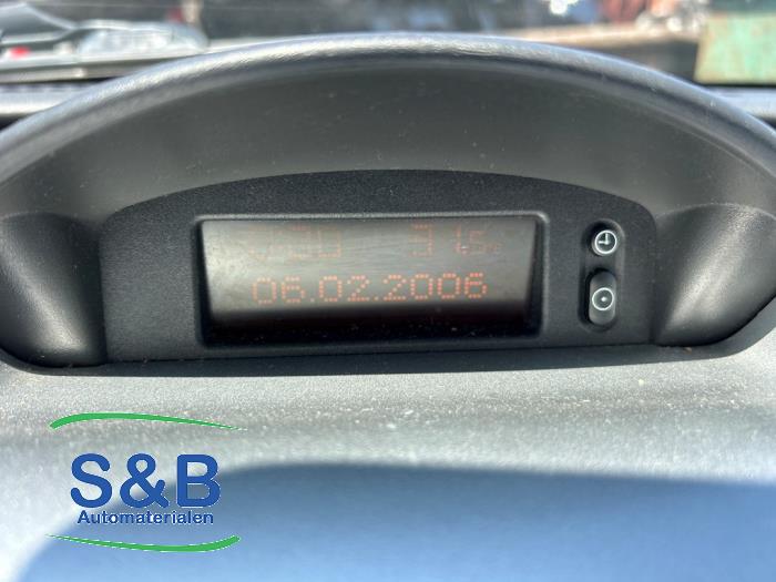 Używane Zegar Opel Corsa C (F08/68) 1.2 16V Twin Port Cena € 25,00 Procedura marży oferowane przez Schaap & Bron