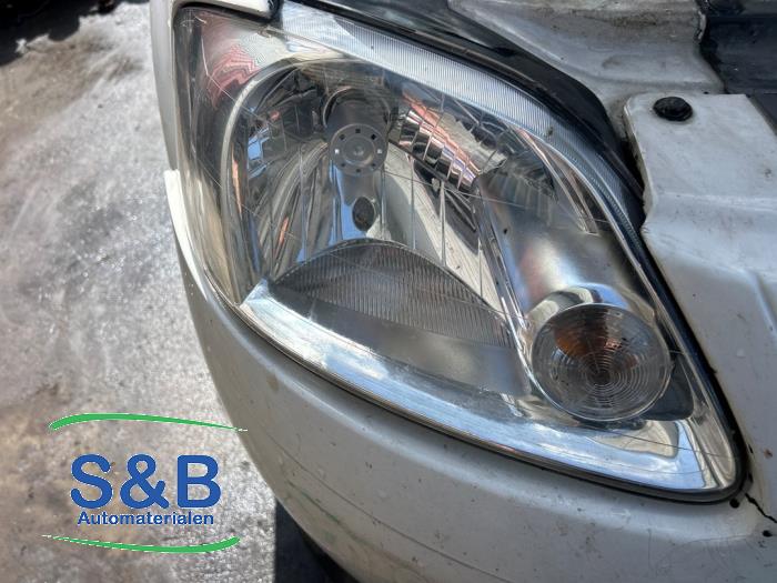 Używane Reflektor prawy Volkswagen Fox (5Z) 1.4 16V Cena € 49,99 Procedura marży oferowane przez Schaap & Bron