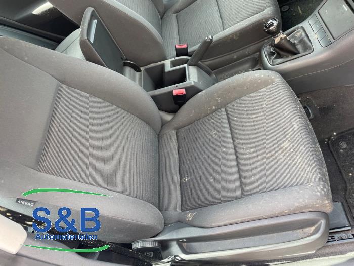 Używane Fotel prawy Volkswagen Golf Plus (5M1/1KP) 1.6 FSI 16V Cena € 60,00 Procedura marży oferowane przez Schaap & Bron