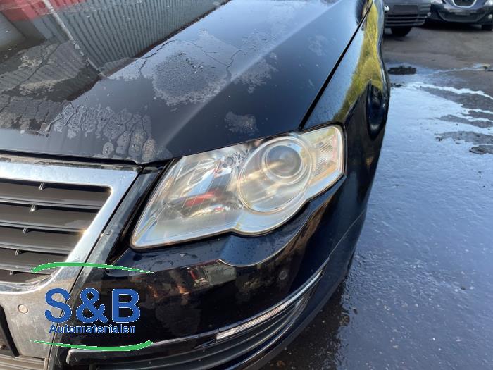 Używane Reflektor lewy Volkswagen Passat Variant (3C5) 1.6 FSI 16V Cena € 60,00 Procedura marży oferowane przez Schaap & Bron