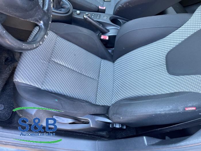 Używane Fotel lewy Seat Leon (1P1) 1.4 TSI 16V Cena € 65,00 Procedura marży oferowane przez Schaap & Bron