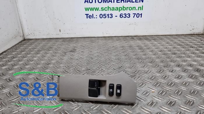 Usados Interruptor de ventanilla eléctrica Toyota Yaris II (P9) 1.0 12V VVT-i Precio € 19,99 Norma de margen ofrecido por Schaap & Bron