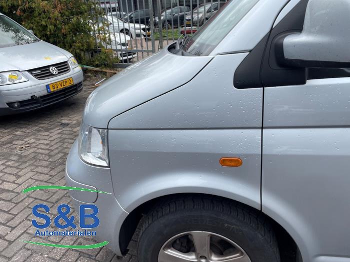 Używane Ekran lewy przód Volkswagen Transporter T5 2.5 TDi Cena € 85,00 Procedura marży oferowane przez Schaap & Bron