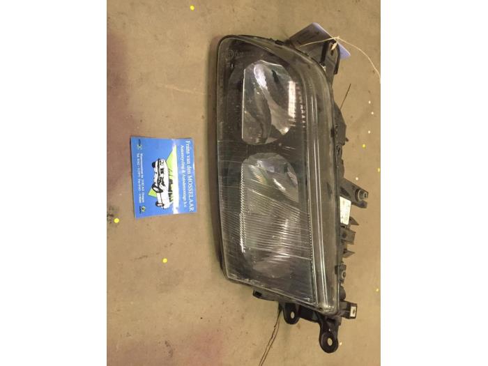 Używane Reflektor lewy Mazda 626 (GF14) Cena € 25,00 Procedura marży oferowane przez F. van den Mosselaar autodemontage