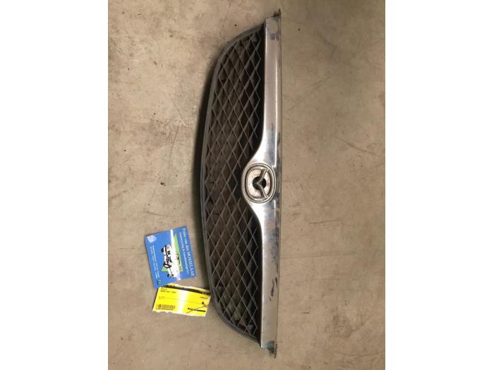 Używane Grill Mazda 626 (GW19) 1.8i 16V Cena € 25,00 Procedura marży oferowane przez F. van den Mosselaar autodemontage