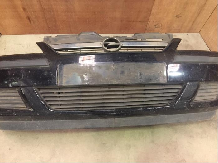 Front bumper from a Opel Corsa C (F08/68)  2001