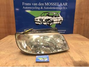Used Headlight, right Hyundai Matrix 1.6 16V Price € 20,00 Margin scheme offered by F. van den Mosselaar autodemontage