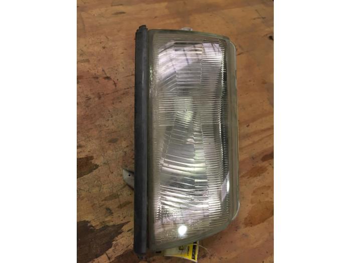 Używane Reflektor prawy Daihatsu Charade (G100/101/102/112) 1.3 TX,CX 16V Cena € 20,00 Procedura marży oferowane przez F. van den Mosselaar autodemontage