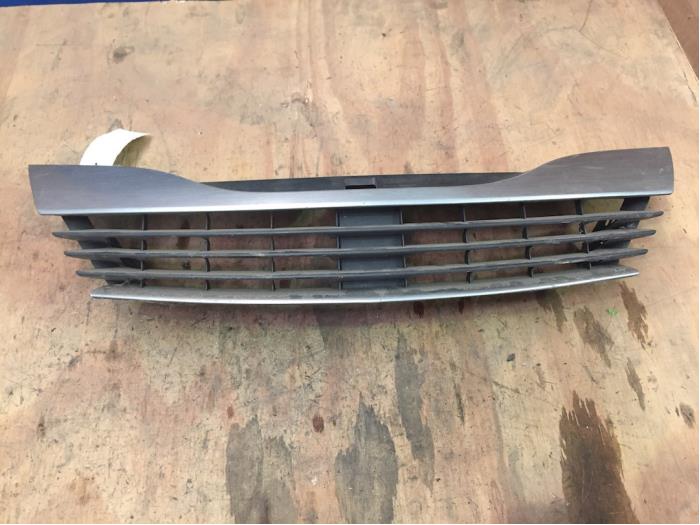 Używane Grill Renault Laguna II Grandtour (KG) 1.8 16V Cena € 25,00 Procedura marży oferowane przez F. van den Mosselaar autodemontage
