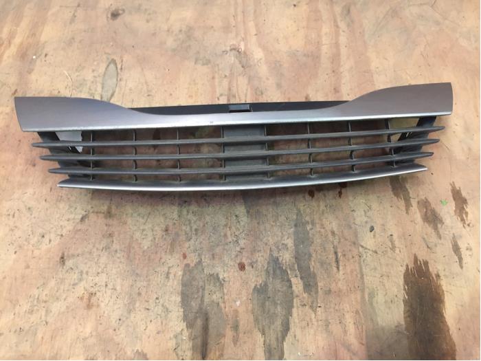 Używane Grill Renault Laguna II Grandtour (KG) 1.8 16V Cena € 25,00 Procedura marży oferowane przez F. van den Mosselaar autodemontage