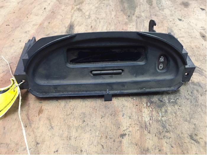 Begagnade Innerdisplay Renault Clio II (BB/CB) 1.4 16V Si Pris € 10,00 Marginaltabell erbjuds av F. van den Mosselaar autodemontage