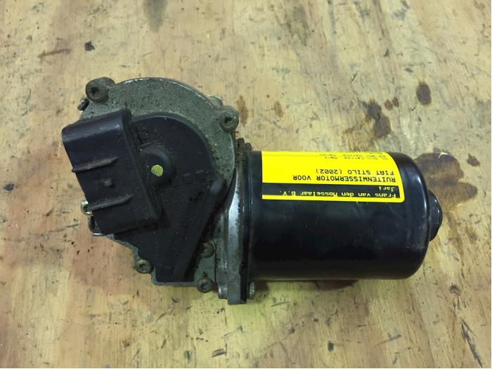 Front wiper motor from a Fiat Stilo (192A/B) 1.2 16V 3-Drs. 2002