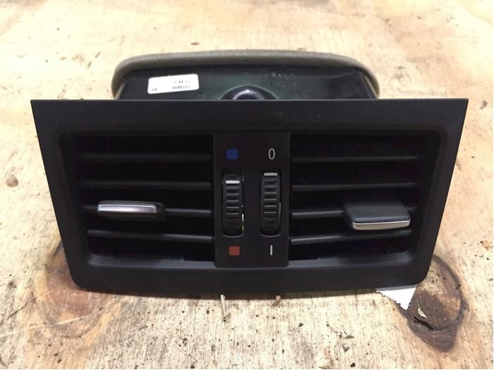 Begagnade Luftmunstycke, instrumentbräda BMW 3 serie (E90) 318d 16V Pris € 10,00 Marginaltabell erbjuds av F. van den Mosselaar autodemontage