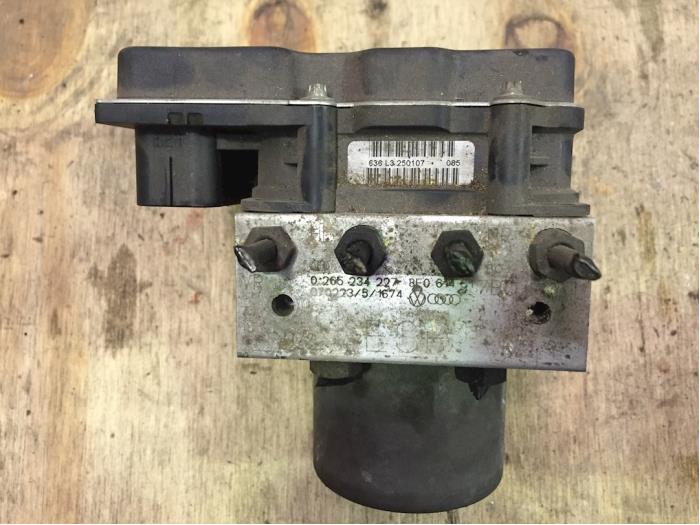 Begagnade ABS-pump Audi RS 4 (B7) RS4 4.2 V8 40V Pris € 150,00 Marginaltabell erbjuds av F. van den Mosselaar autodemontage