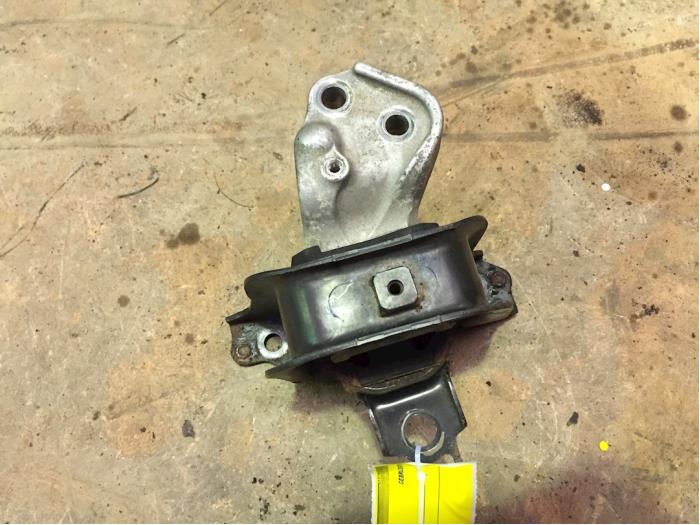 Used Engine mount Toyota Yaris (P1) 1.0 16V VVT-i Price € 15,00 Margin scheme offered by F. van den Mosselaar autodemontage
