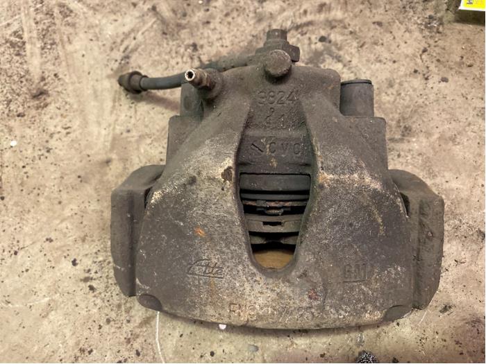 Gebrauchte Bremszange rechts vorne Opel Zafira (F75) 2.0 DTI 16V Preis € 25,00 Margenregelung angeboten von F. van den Mosselaar autodemontage