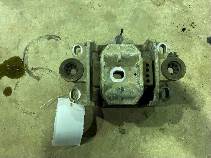 Engine mount from a Ford Mondeo III Wagon 2.0 TDCi 115 16V 2002