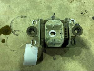 Engine mount from a Ford Mondeo III Wagon 2.0 TDCi 115 16V 2002