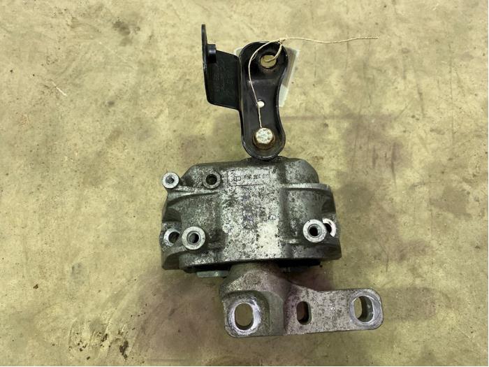 Used Engine mount Volkswagen Golf VI (5K1) 2.0 GTD 16V Price € 15,00 Margin scheme offered by F. van den Mosselaar autodemontage